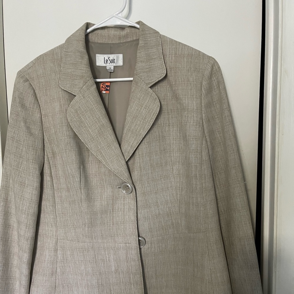 Ladies fully lined Le Suit, Size 14, 2 piece Beige Pant Suit